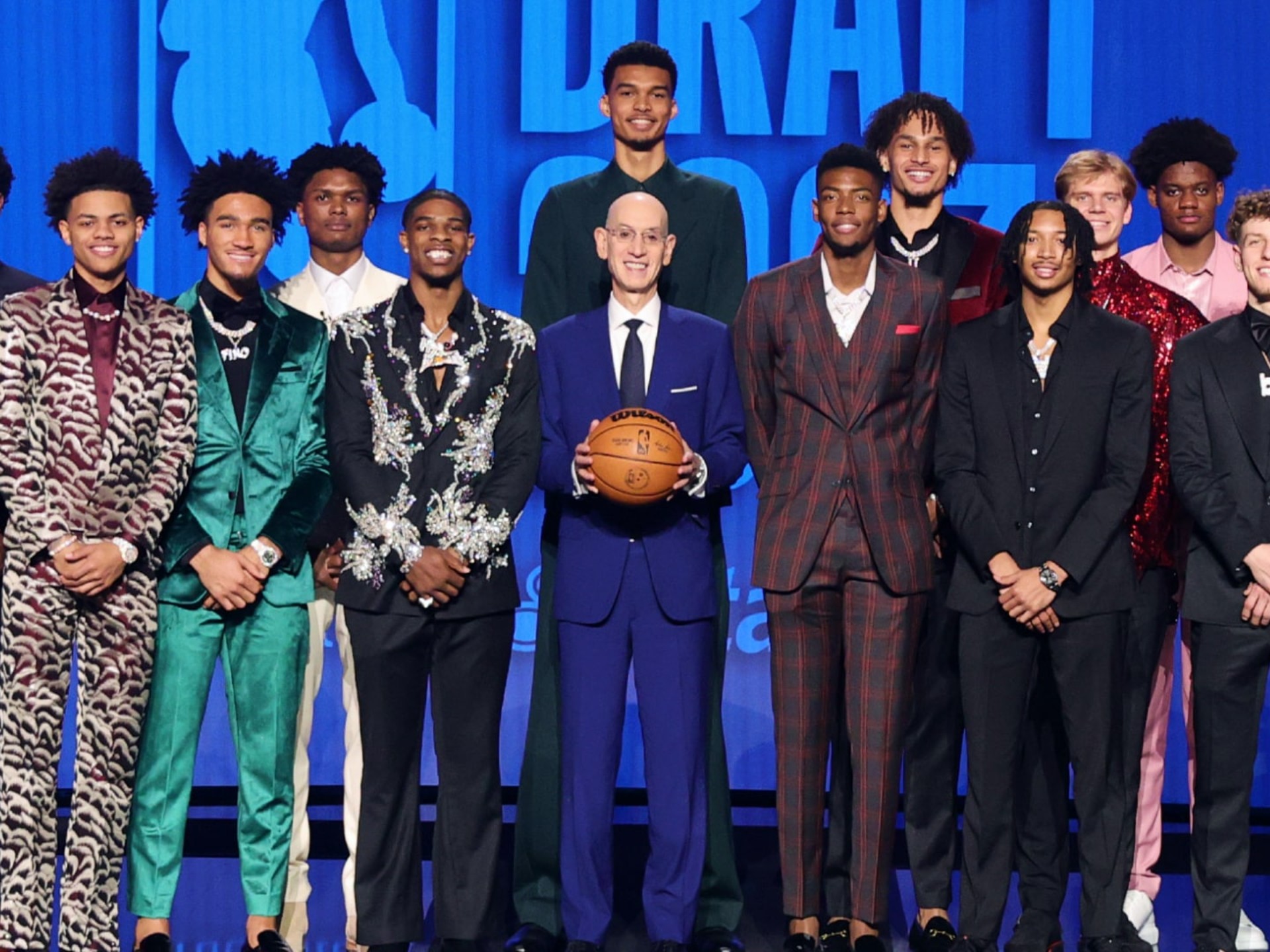 新秀球员连续两场比赛表现出色,力压前辈成为全队焦点 新秀球员连续两场比赛表现出色,力压前辈成为全队焦点