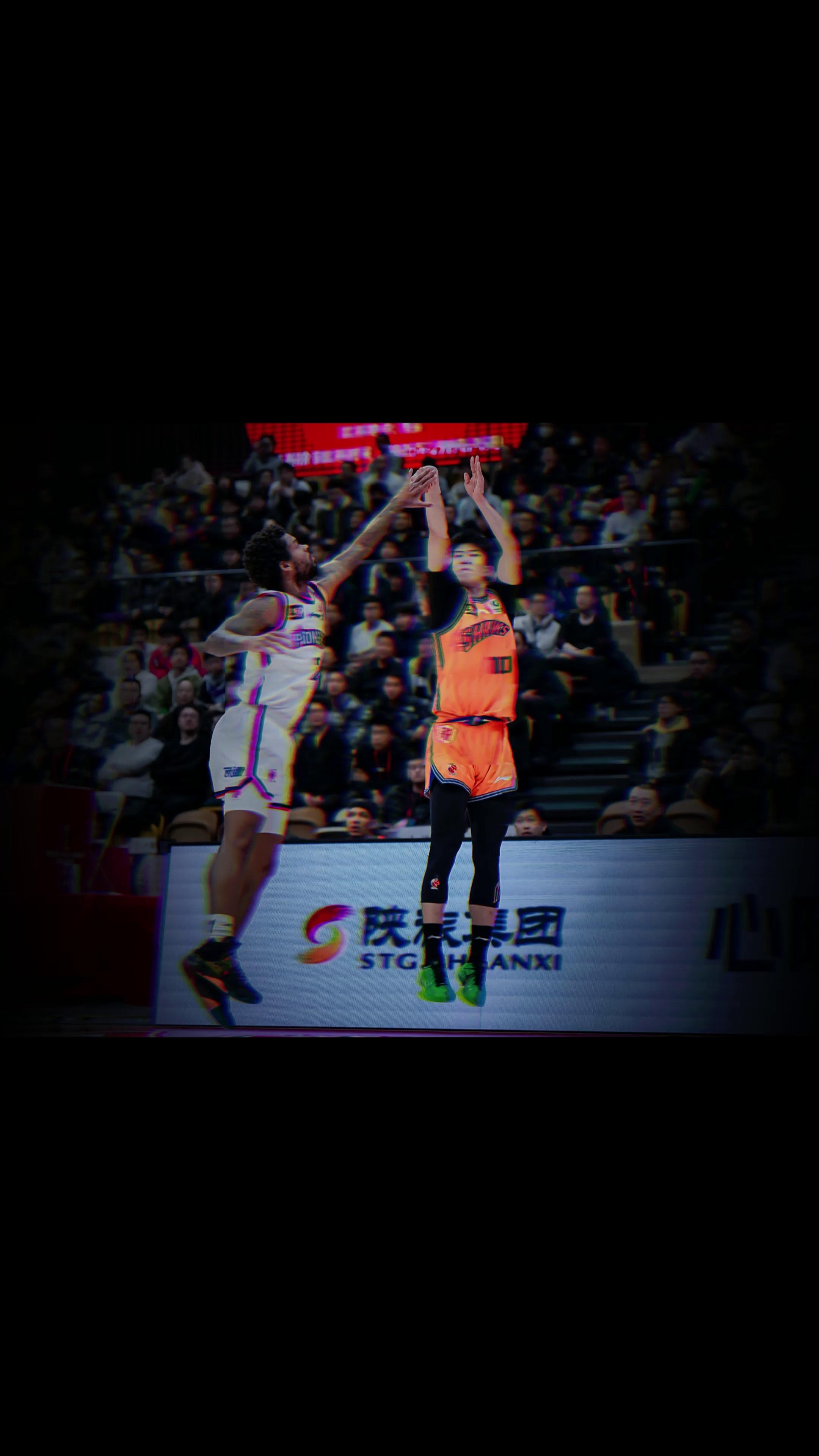 新秀球员连续两场比赛表现出色,力压前辈成为全队焦点 新秀球员连续两场比赛表现出色,力压前辈成为全队焦点