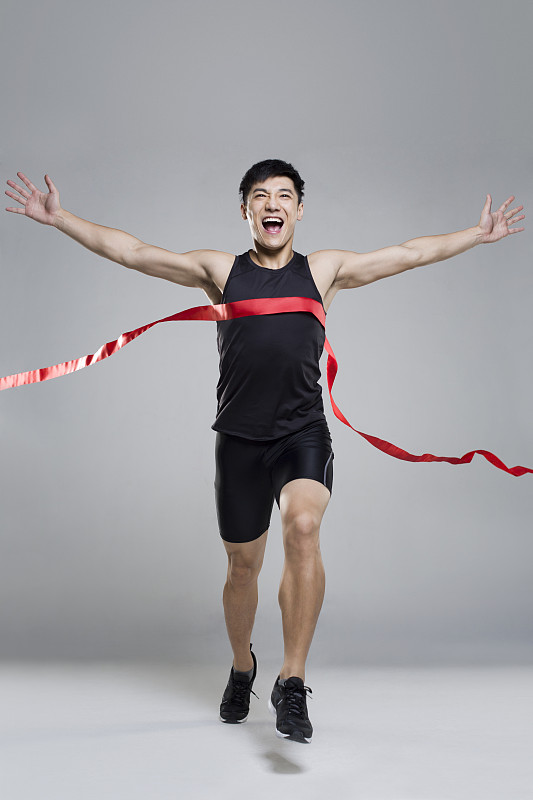 冲刺终点!运动员们背负国家荣誉奔跑 冲刺终点!运动员们背负国家荣誉奔跑