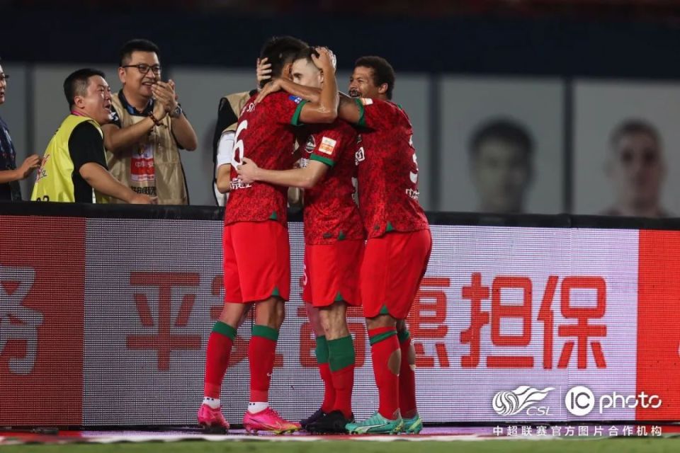 尤文图斯中卫头球破门,帮助球队锁定胜局 尤文图斯中卫头球破门,帮助球队锁定胜局